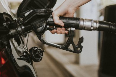 ¿Por qué los precios de la gasolina en EE.UU. están en récord?